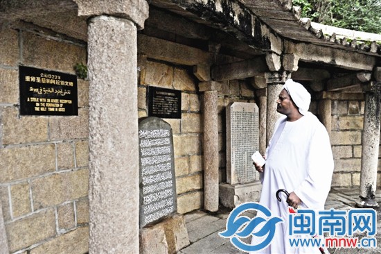 宾客们参观圣墓时神情专注