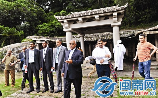 参观圣墓，阿拉伯友人不停地拍照留影