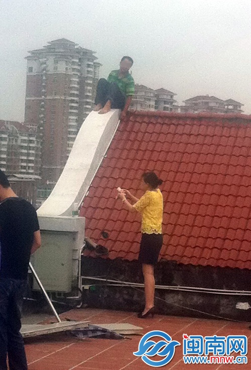 救援人员将钱给陈某看,陈某才愿意下来