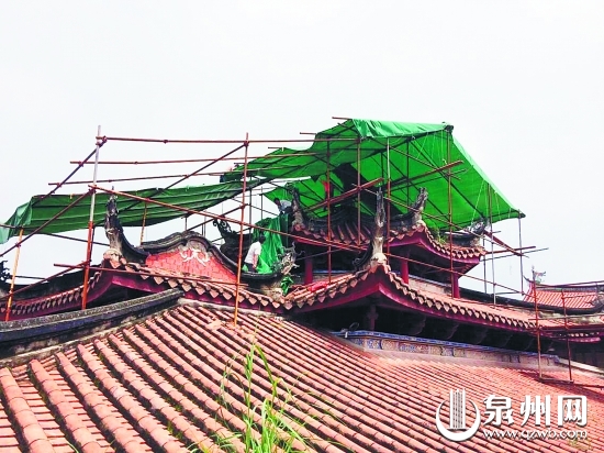 工人在甘露戒坛屋顶搭篷布