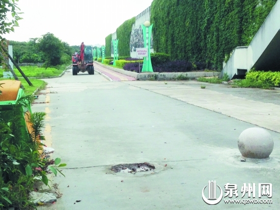 路障被移除后，挖掘机驶上慢道。