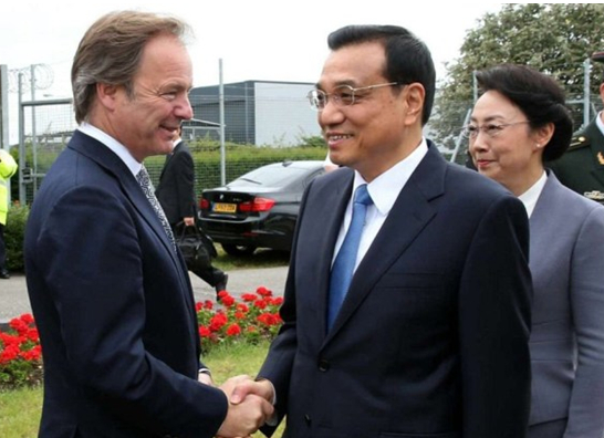 英国政府高级官员到机场迎接李克强总理和夫人。