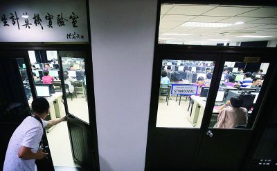 北大高考阅卷点内，近百名阅卷老师正对试卷进行评阅