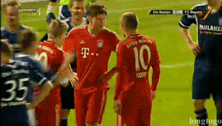 请欢呼吧!尼玛,球场怎么有蚊子.