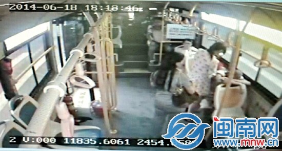 监控显示老人上车后身体突然出现问题