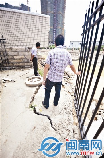 沿渠地面出现了很大的裂缝
