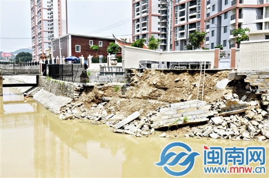 洗衣房坍塌现场,附近村民已重回北渠洗衣