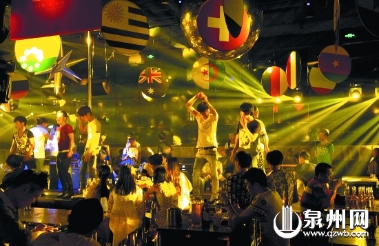 吧被设计成世界杯主题,不少人边喝酒边讨论盘口下注