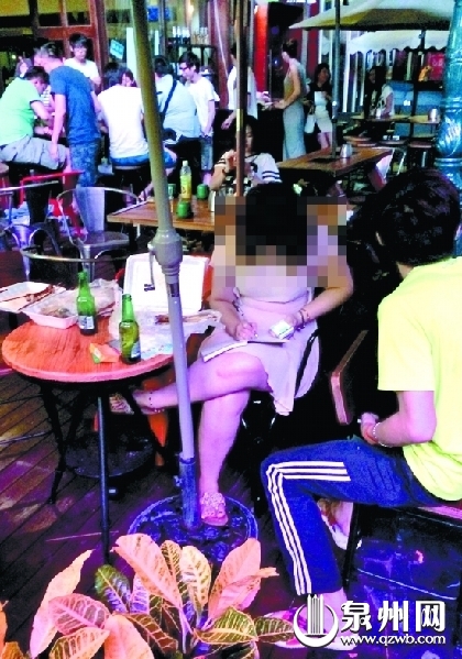 一位外围收单人边收下注短信边在本子上密密麻麻地记