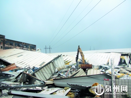 挖掘机对厂房进行破拆