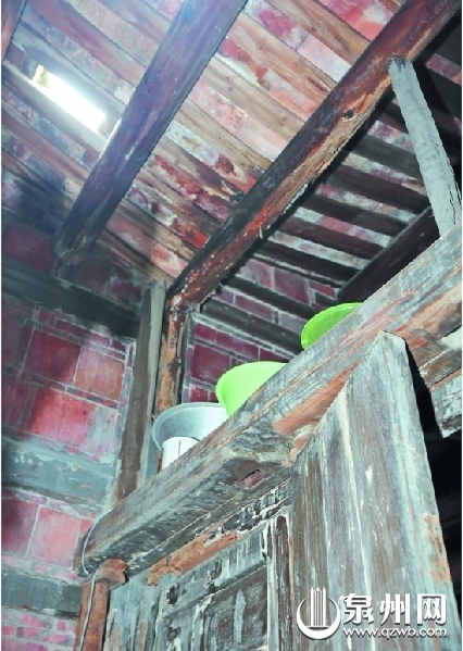 木梁腐蚀漏雨，只好用脸盆接水