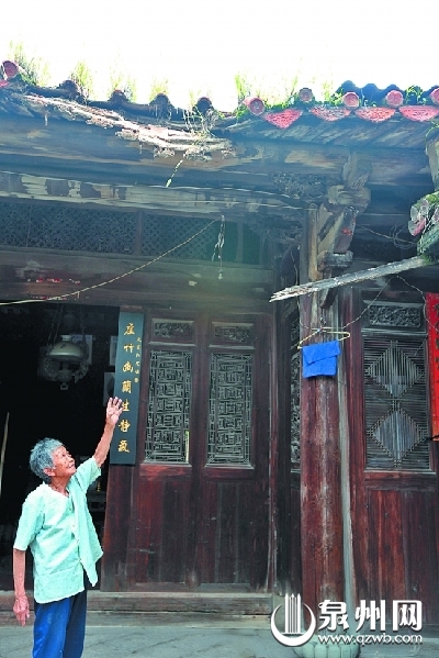 大厅门口的屋檐塌落一大块