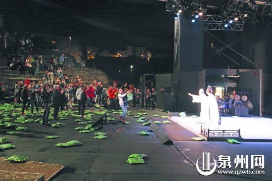 演出后剧团收获很多枕垫