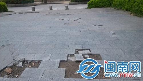 地面破损严重，多块地砖丢失