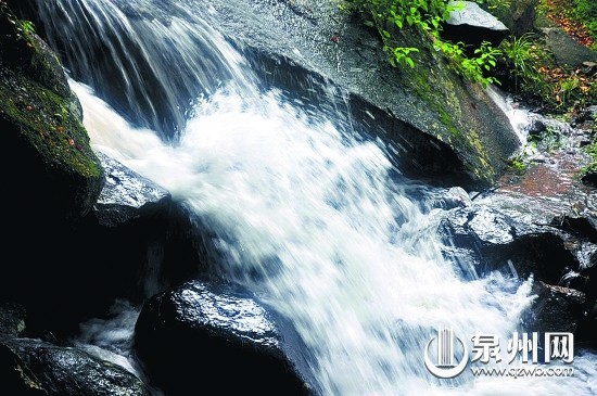 弥陀岩清泉流转,一路欢歌