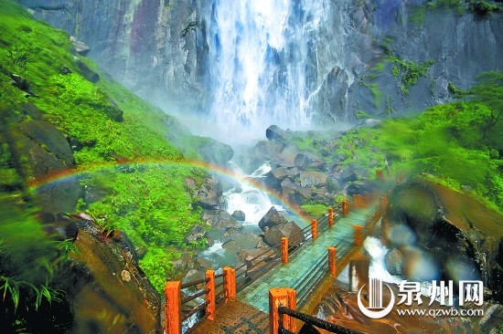 岱仙瀑布下,桥连着“桥”。