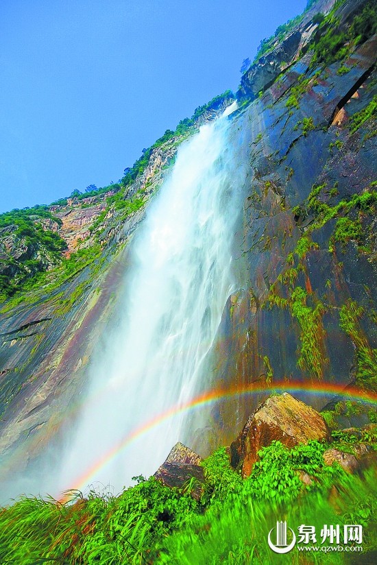 岱仙瀑布下,美景恍若“银河”“鹊桥”。