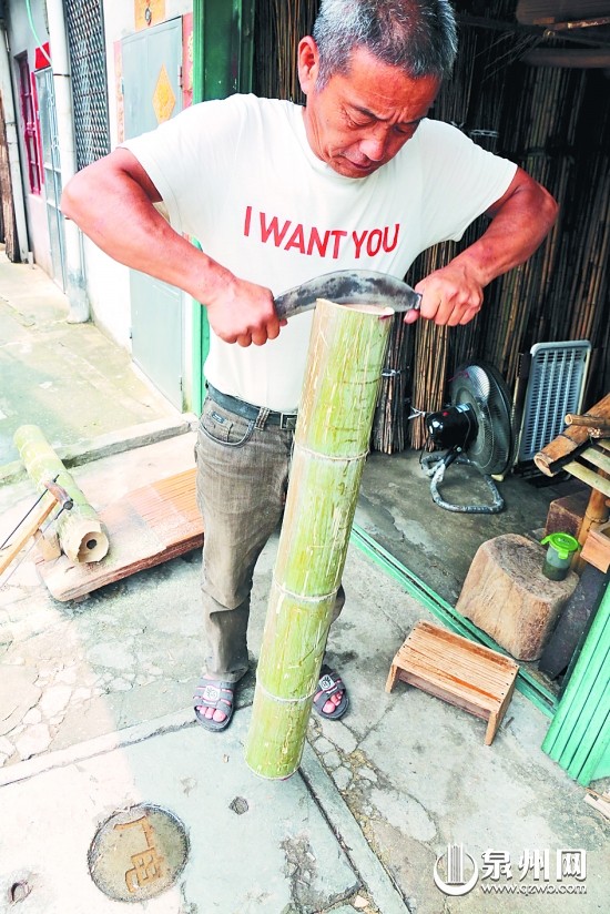 看似简单的劈竹,老蔡却要练就几年的工夫