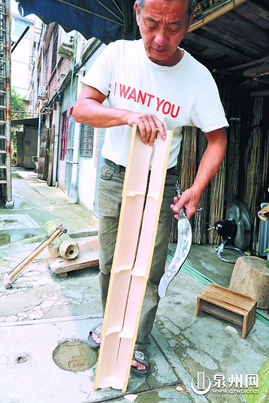 老蔡向记者演示做竹梯的基本步骤