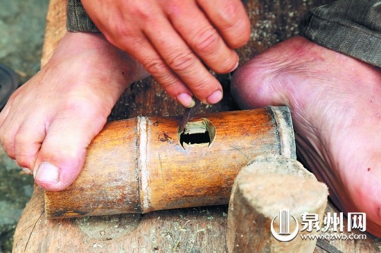 老蔡凭着经验就可以在裁好的竹节上凿孔