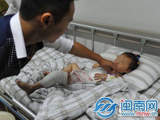 火车上乘客打翻方便面 4岁女童皮肤大面积被烫伤