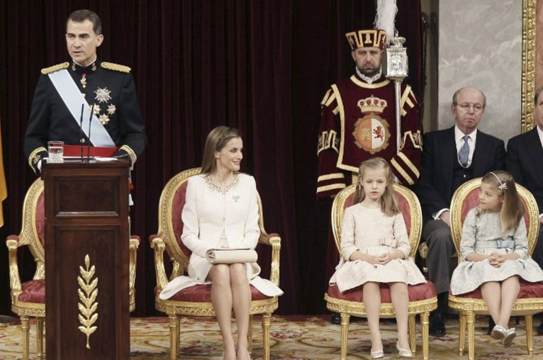 西班牙新国王费利佩六世国会宣誓登基(组图)