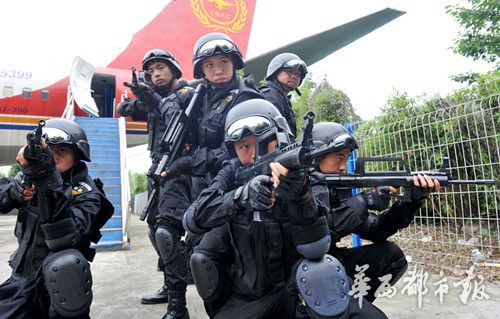 全国首支大学生校园反恐防暴队成立