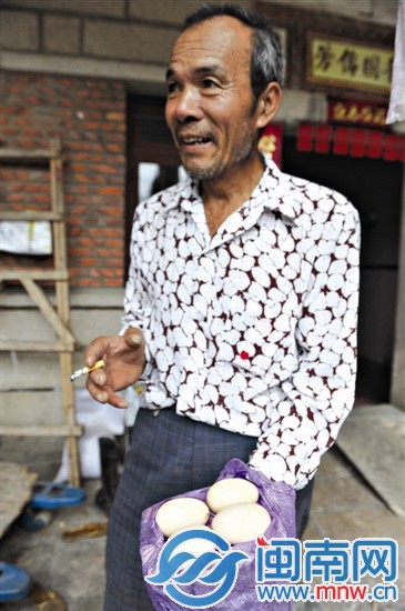 自家母鸡下的这四个巨蛋，让颜元芳很惊奇