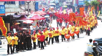 1公里长的阵仗，吸引了众多市民围观。