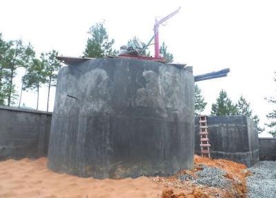 工乐峰湖内村饮水工程蓄水池。