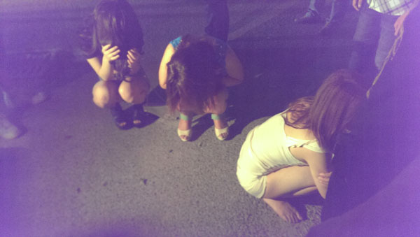 目前，3人已被送东湖派出所做进一步审查