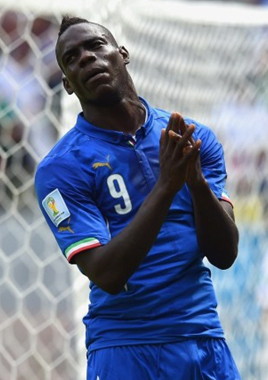 巴洛特利错失单刀机会 被调侃去亲女王屁股吧