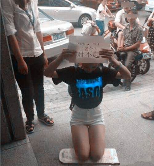 少妇阻止丈夫看世界杯 地铁口跪搓衣板举牌道歉(图)