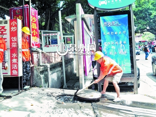 福医大附属二院外,窨井粪水往外冒。