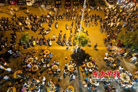 玉林市江滨路街边狗肉火锅生意红火，当晚通往这里的