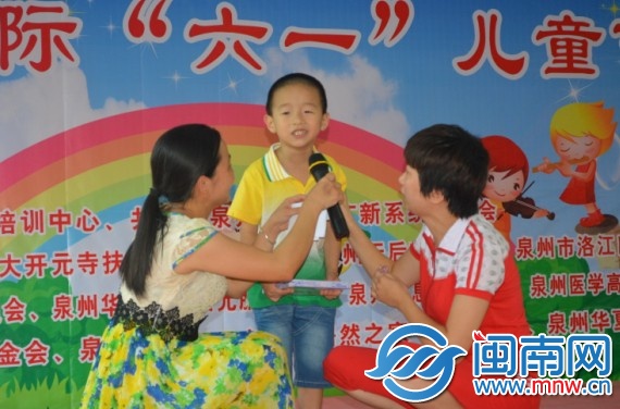 小朋友上台表演