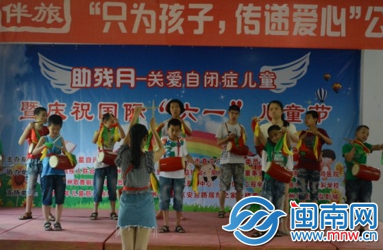 小朋友们台上表演