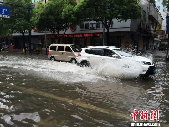 兰溪城区东风广场一路段陷于汪洋之中