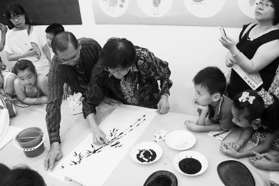 吴怡龙现场用手指作画。