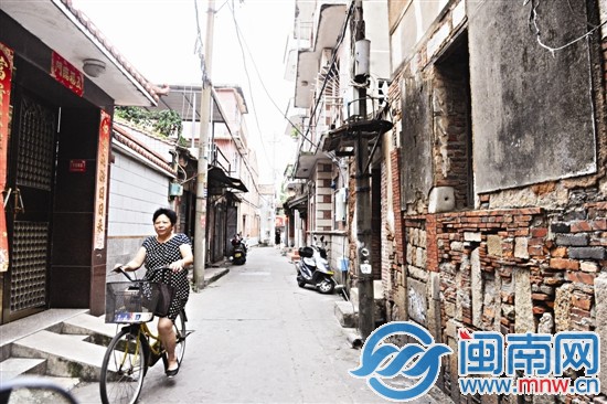 在孙开华离开后，新街又恢复了小巷的模样