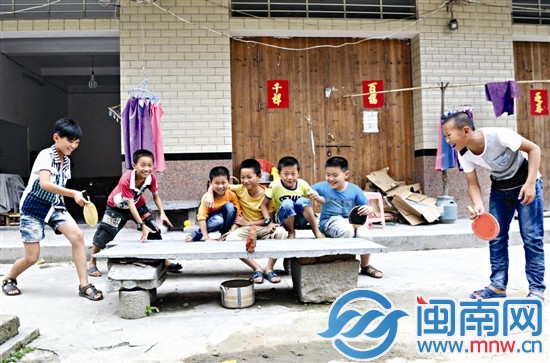 为自己的乒乓球赛狂欢着