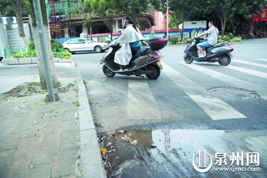 津淮街与祥远路交叉路口的一摊油污
