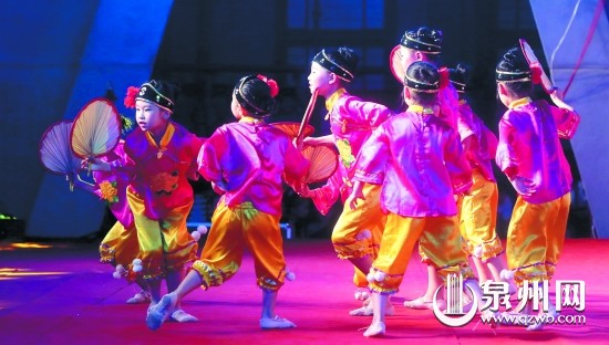 小朋友表演彩婆《俏皮奶奶》