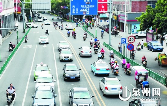 电动车抢行机动车道现象严重