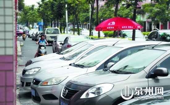 湖心街东段,小车将非机动车道挤占成“断头路”。