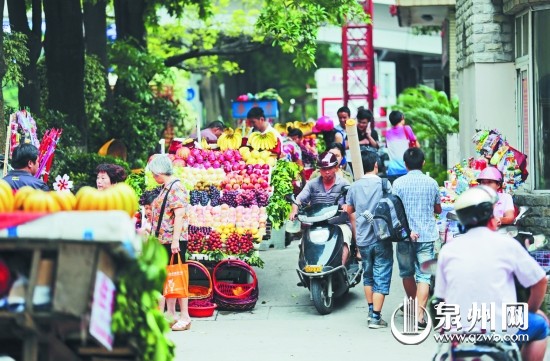 丰泽街市儿童医院门口的非机动车道被占道经营