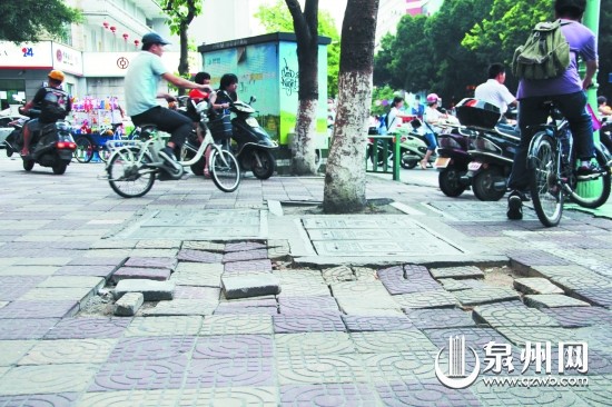 打锡街非机动车道路面破损