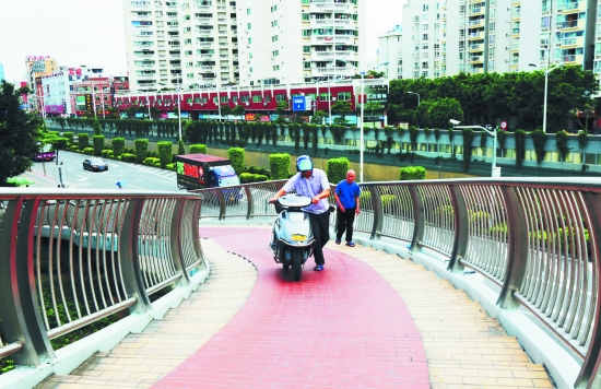 丰泽街与坪山路十字路口的天桥坡大，电动车爬行费力