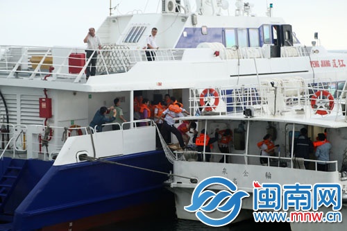 另一客轮接驳，转移旅客