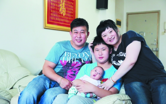 “单独二孩”宝宝庄航睿全家幸福合影